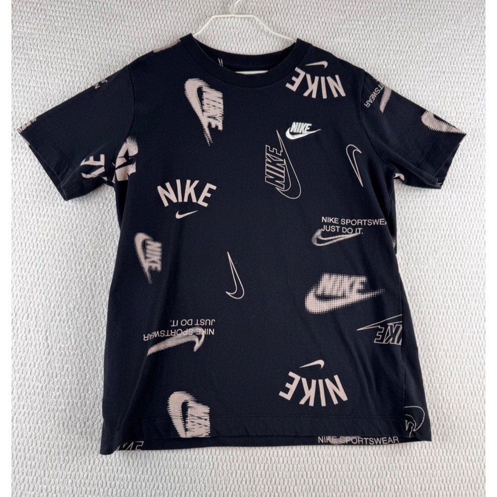 Nike Sportswear Boys M Black Club Energy AOP Logo Short Sleeve T Shirt